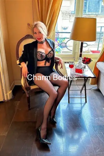 JULIA - Escort Mädchen Paris