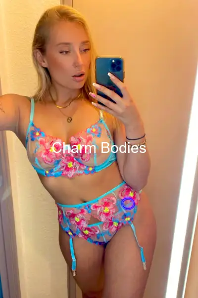 Aicha - Escorte Girl Roissy en France